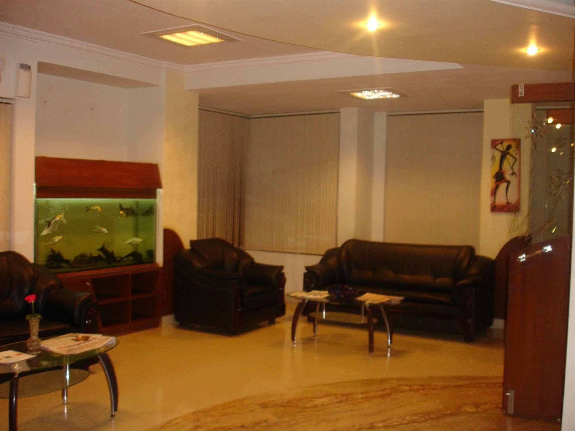 Oyo 5934 Lokaz Hotel Bangalore Buitenkant foto