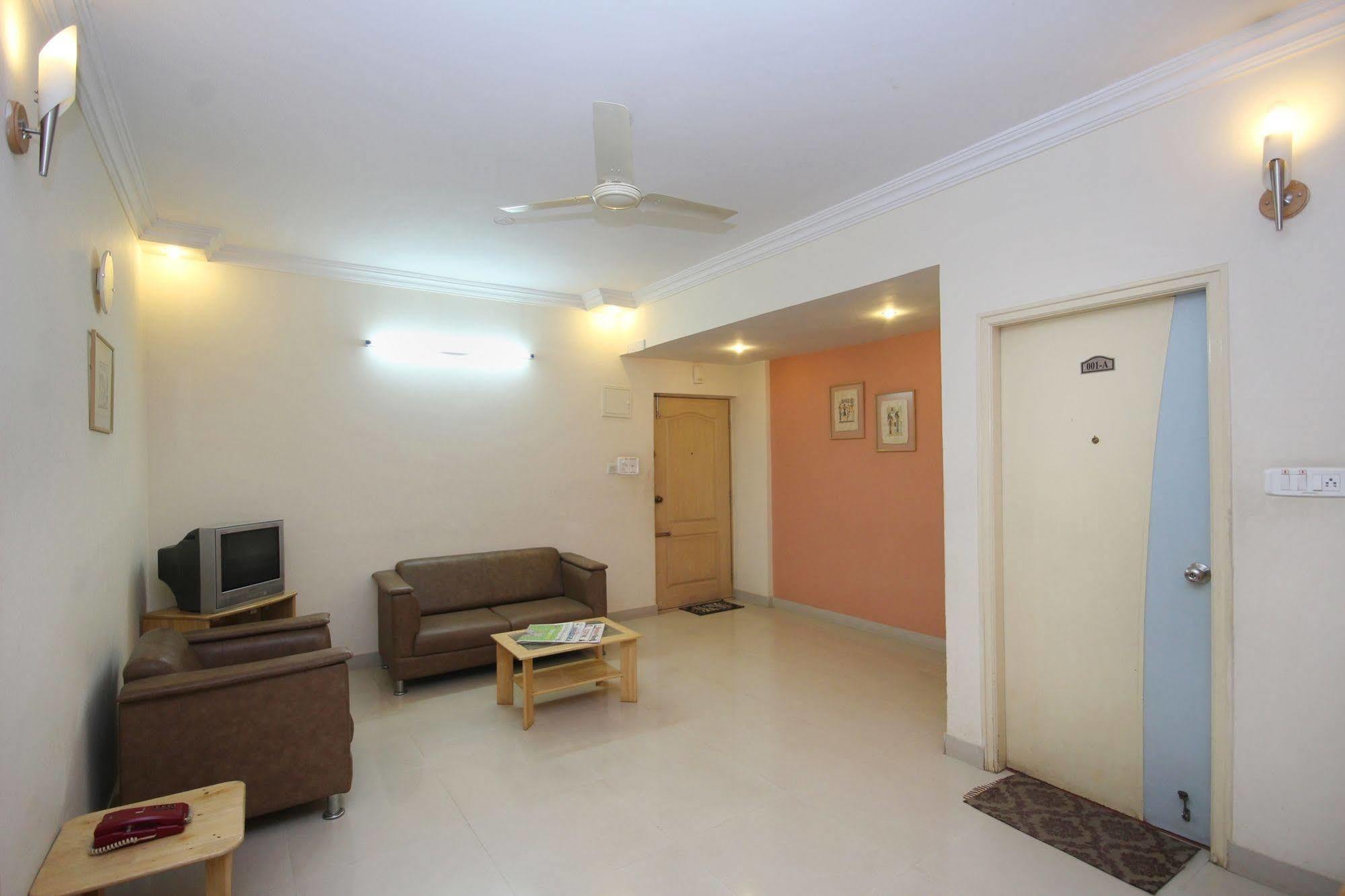 Oyo 5934 Lokaz Hotel Bangalore Buitenkant foto