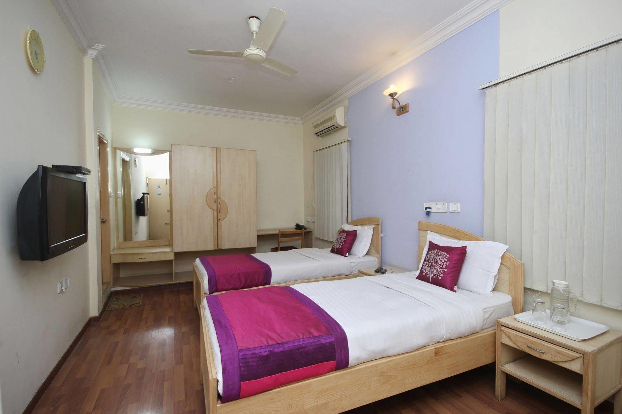 Oyo 5934 Lokaz Hotel Bangalore Buitenkant foto