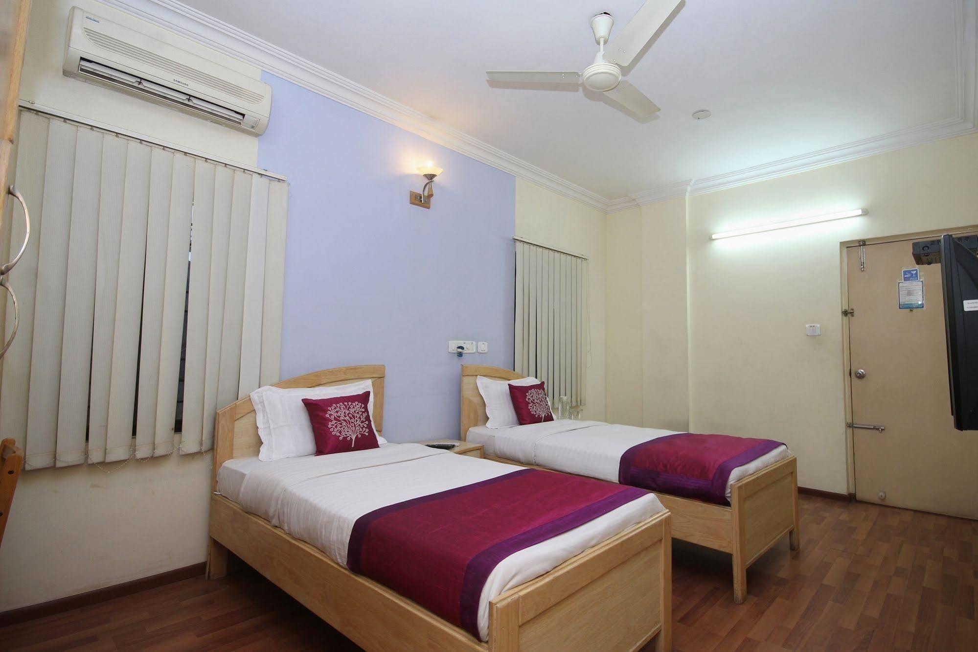 Oyo 5934 Lokaz Hotel Bangalore Buitenkant foto