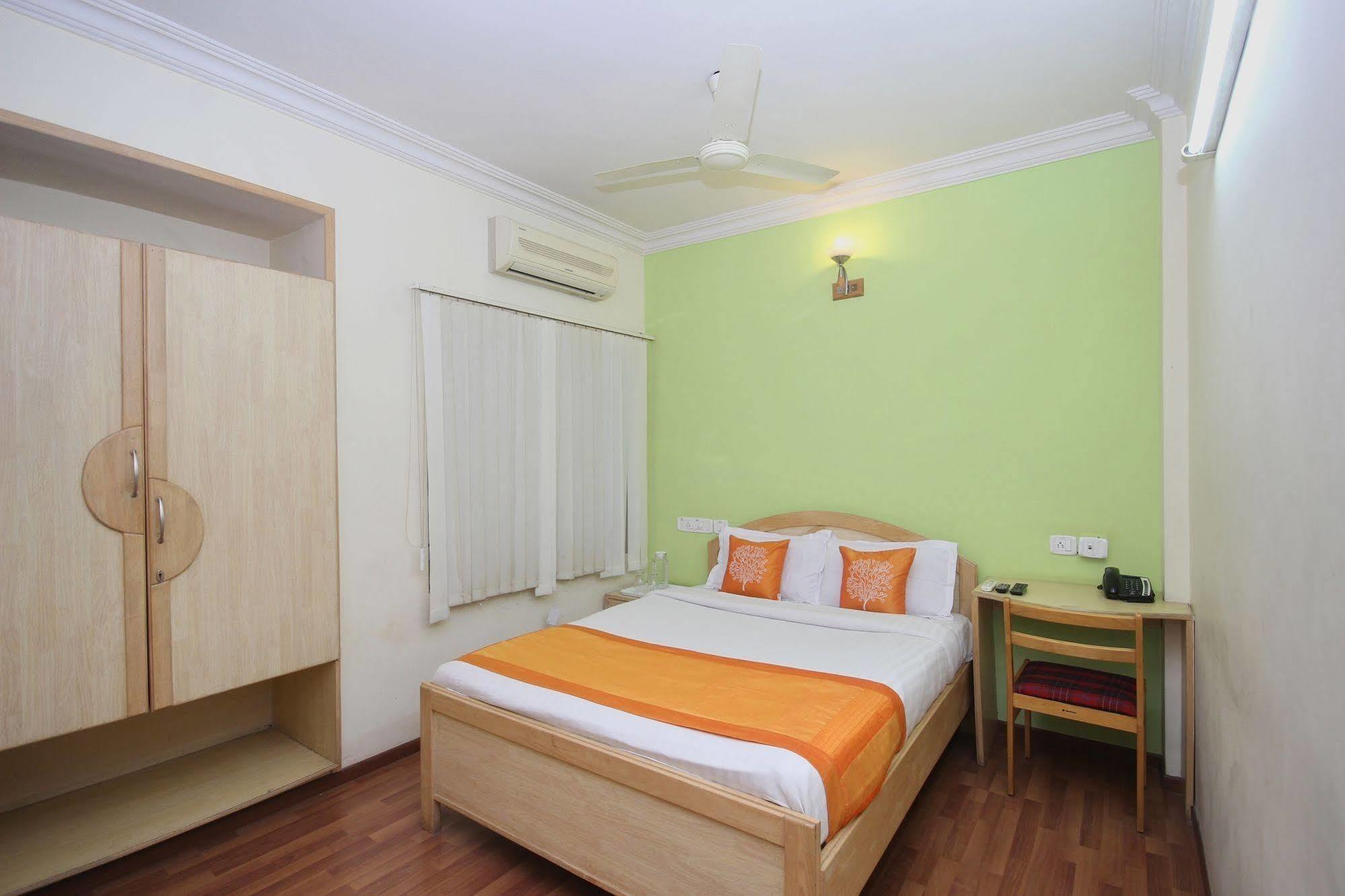 Oyo 5934 Lokaz Hotel Bangalore Buitenkant foto