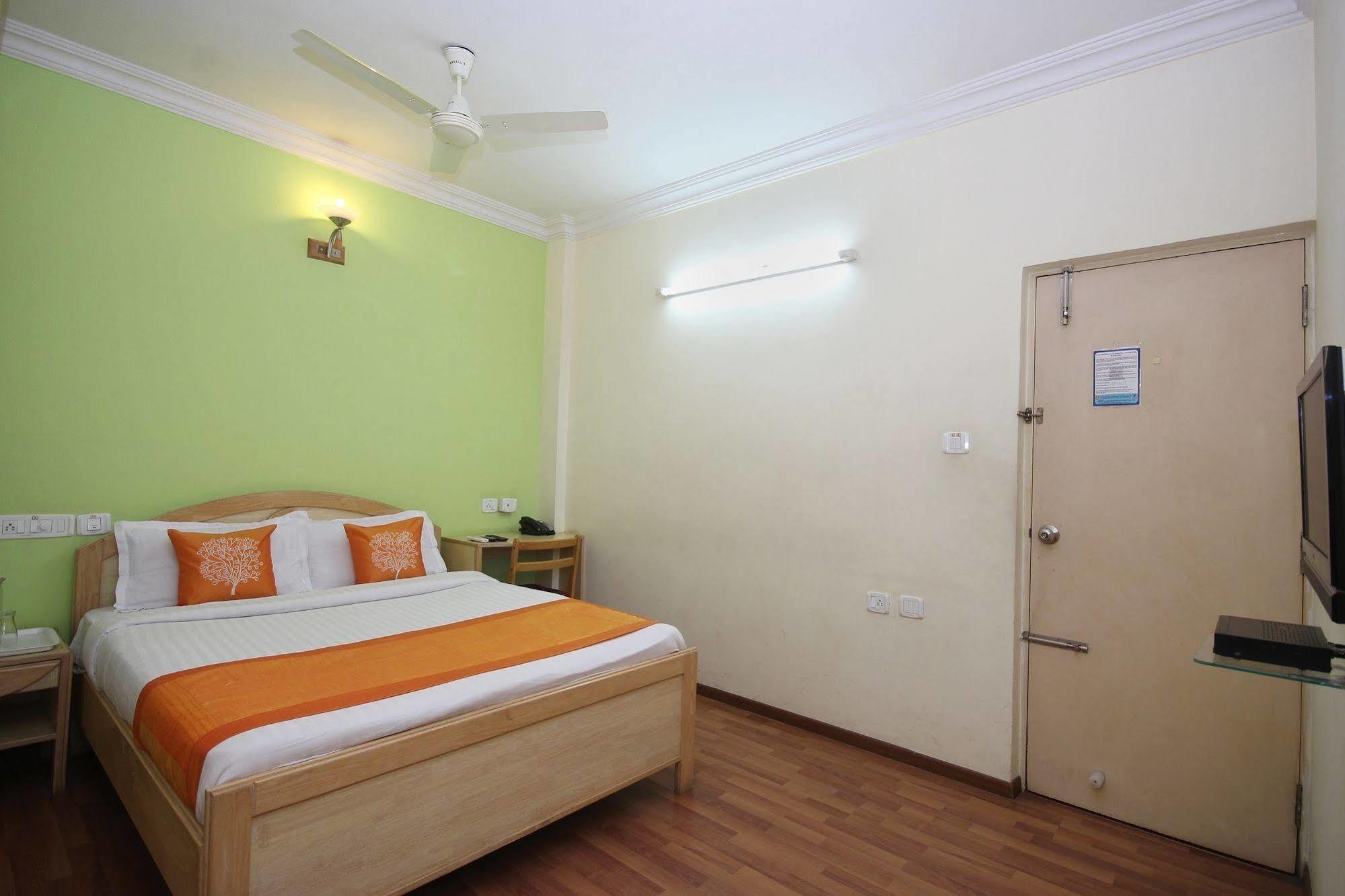 Oyo 5934 Lokaz Hotel Bangalore Buitenkant foto