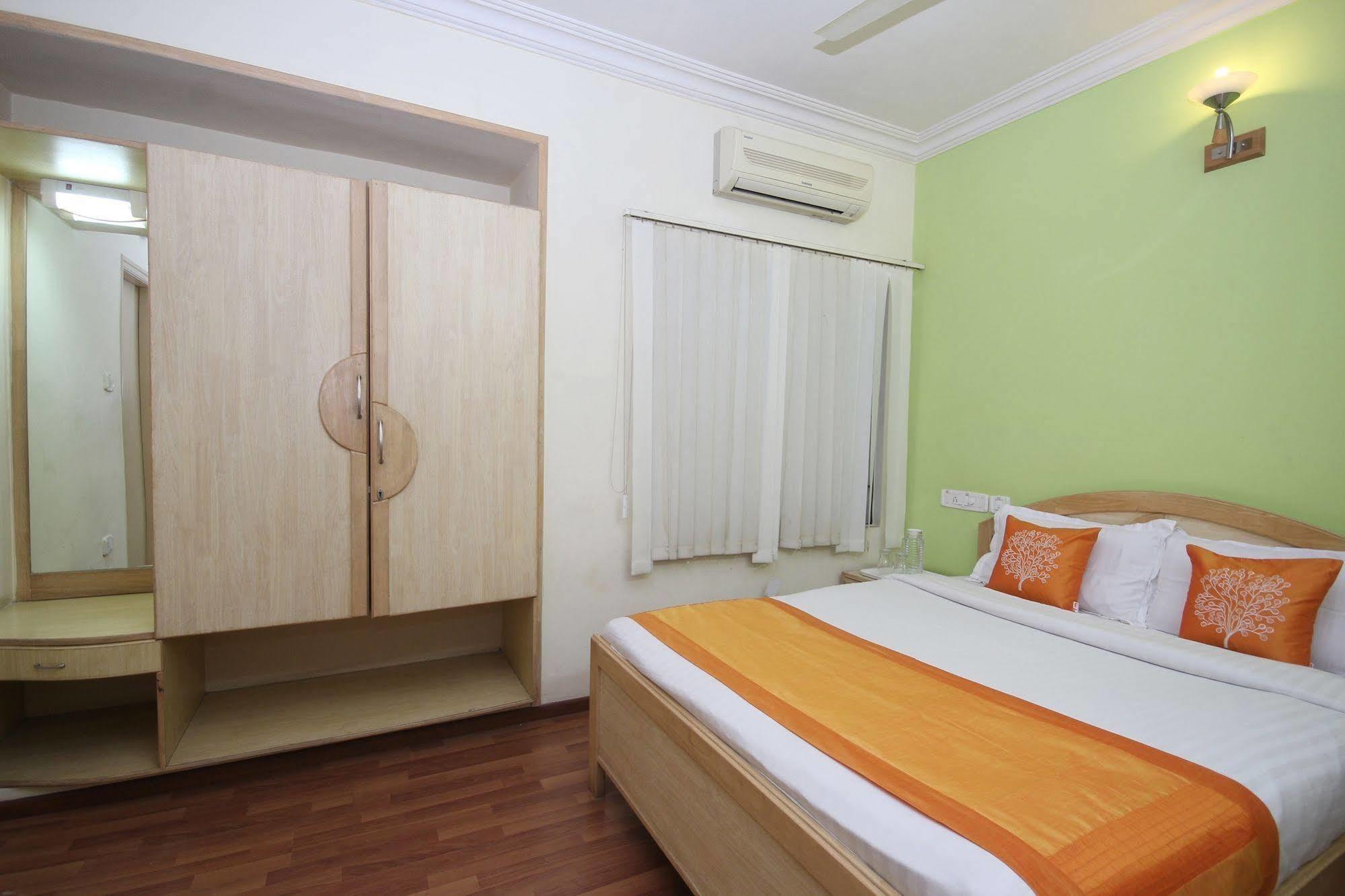 Oyo 5934 Lokaz Hotel Bangalore Buitenkant foto