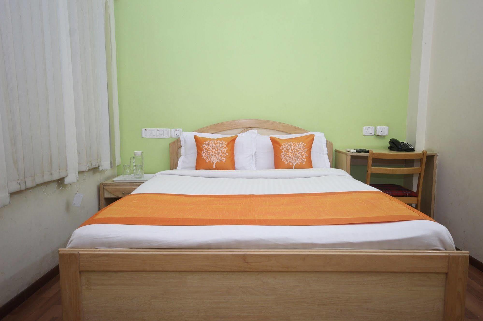 Oyo 5934 Lokaz Hotel Bangalore Buitenkant foto