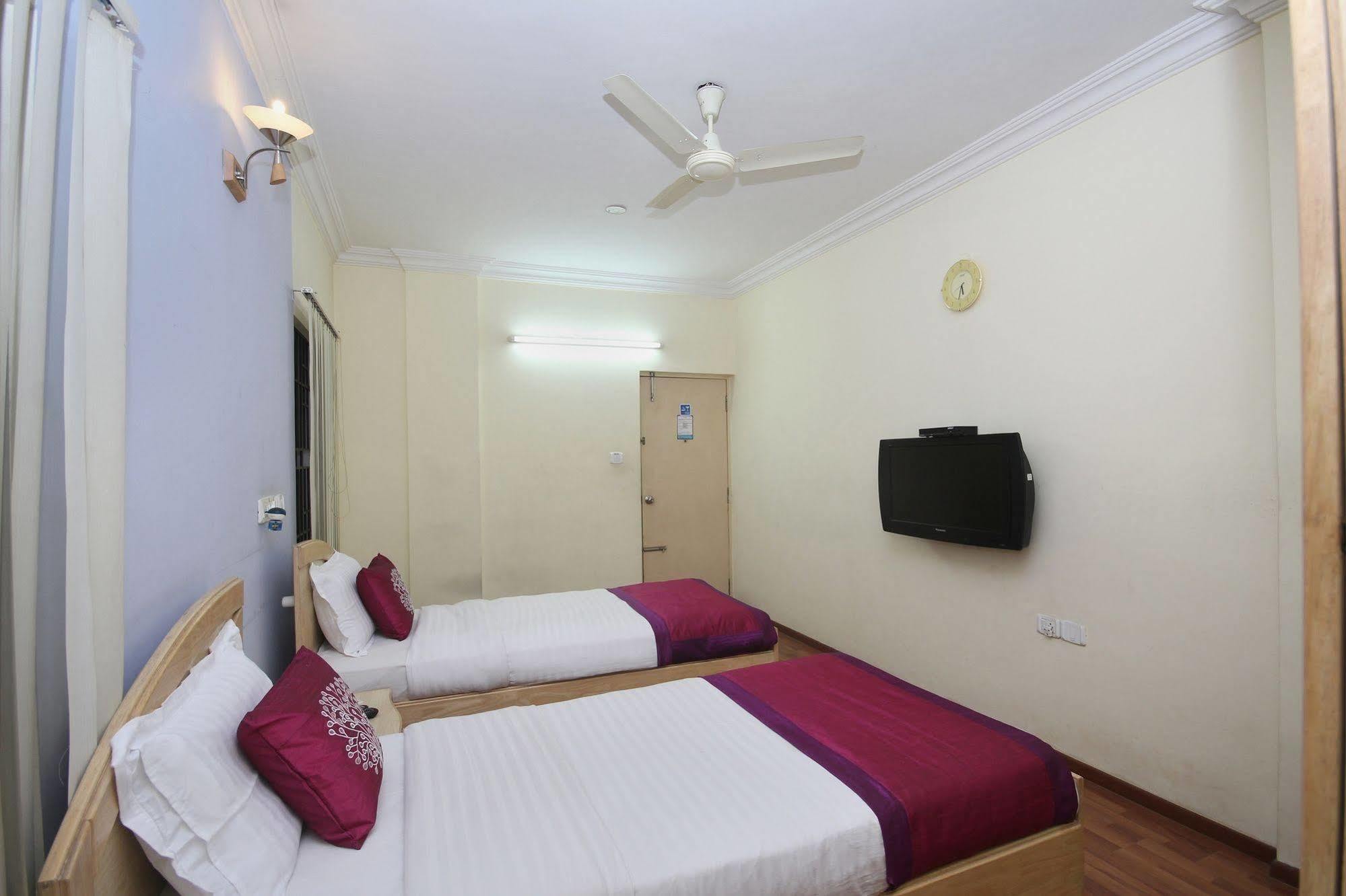 Oyo 5934 Lokaz Hotel Bangalore Buitenkant foto