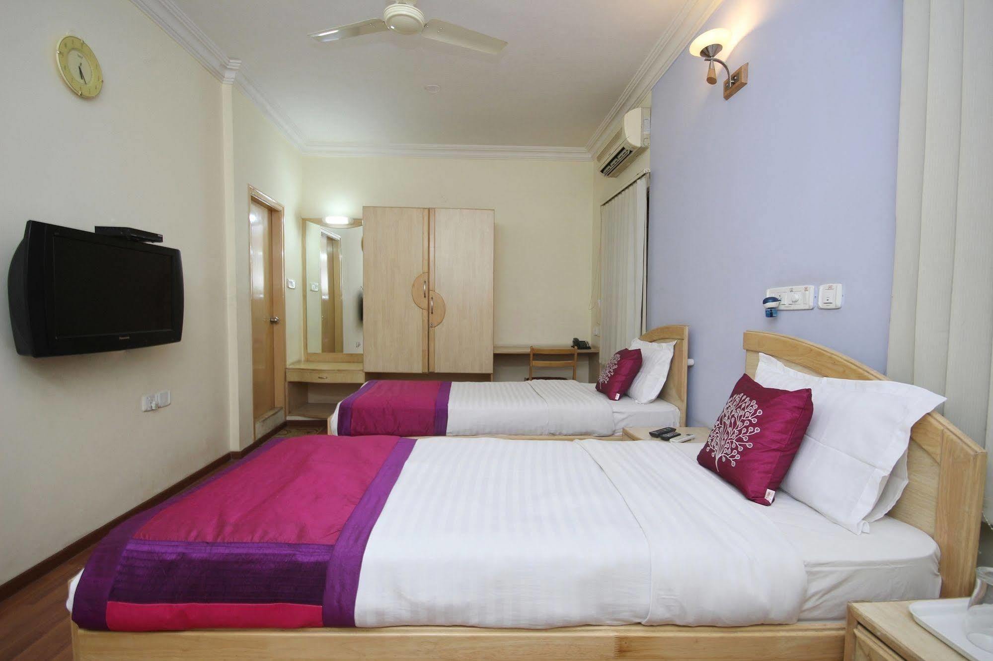 Oyo 5934 Lokaz Hotel Bangalore Buitenkant foto