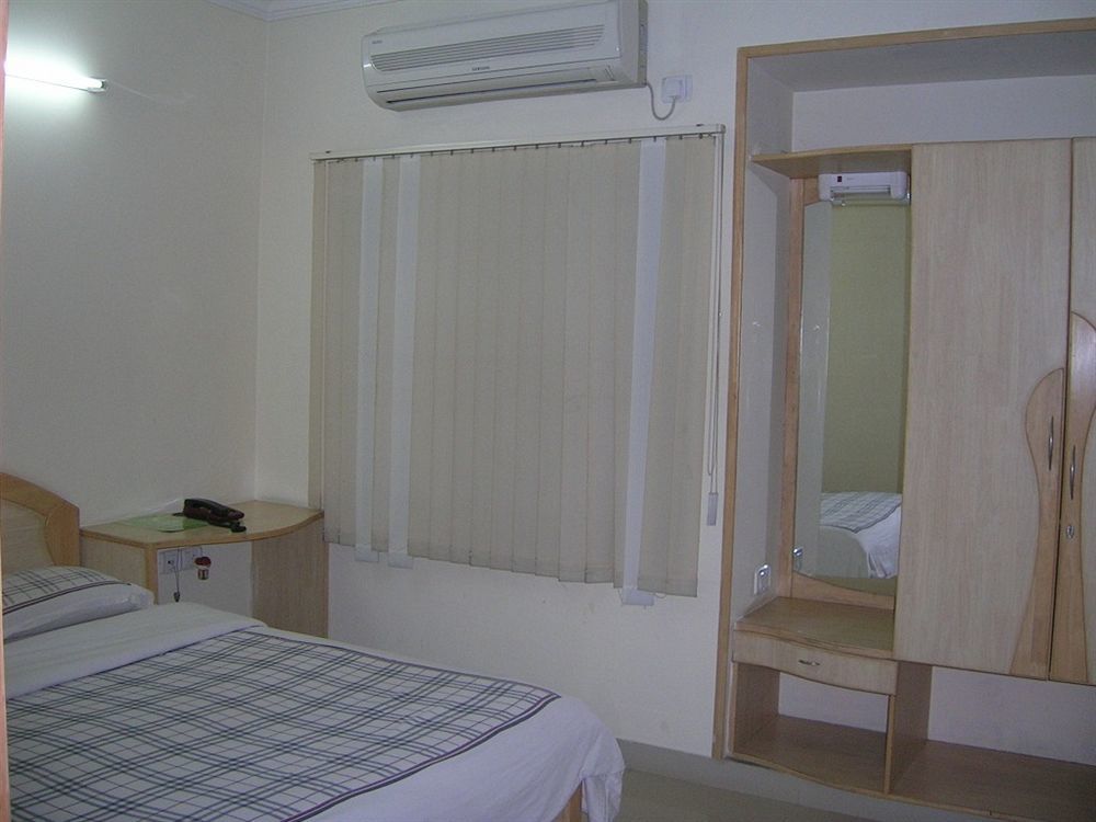 Oyo 5934 Lokaz Hotel Bangalore Buitenkant foto